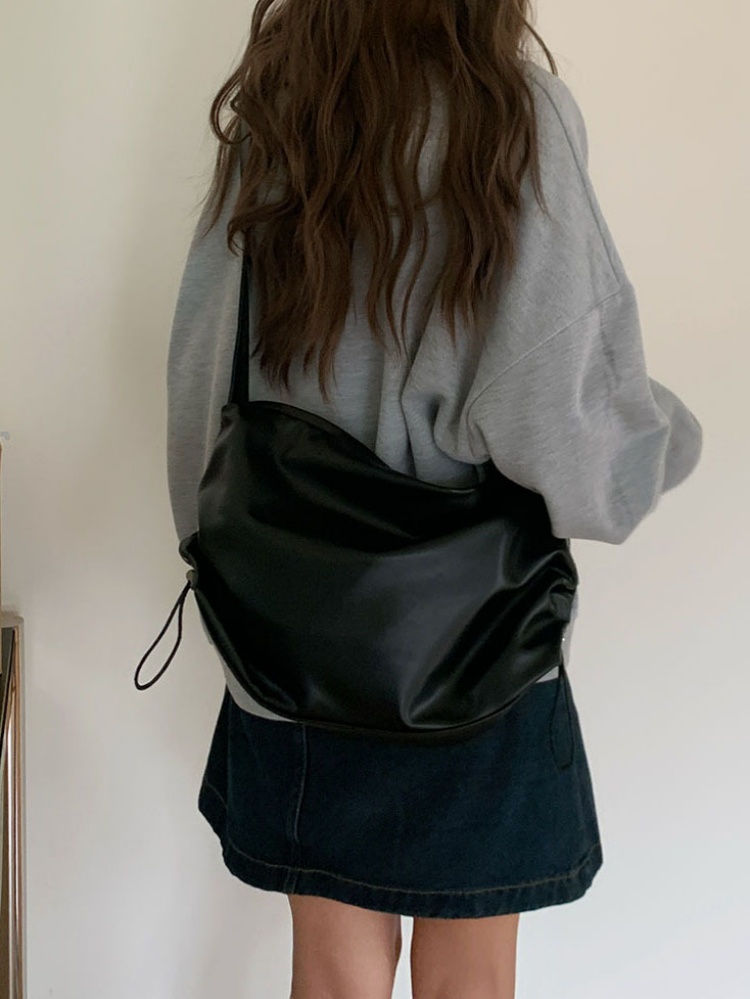 2025 New Korean Style Minimalist Large Capacity Drawstring Pleated Shoulder Crossbody Bag for Women 2025 New Korean Style Minimalist Large Capacity Drawstring Pleated Shoulder Crossbody Bag for Women
