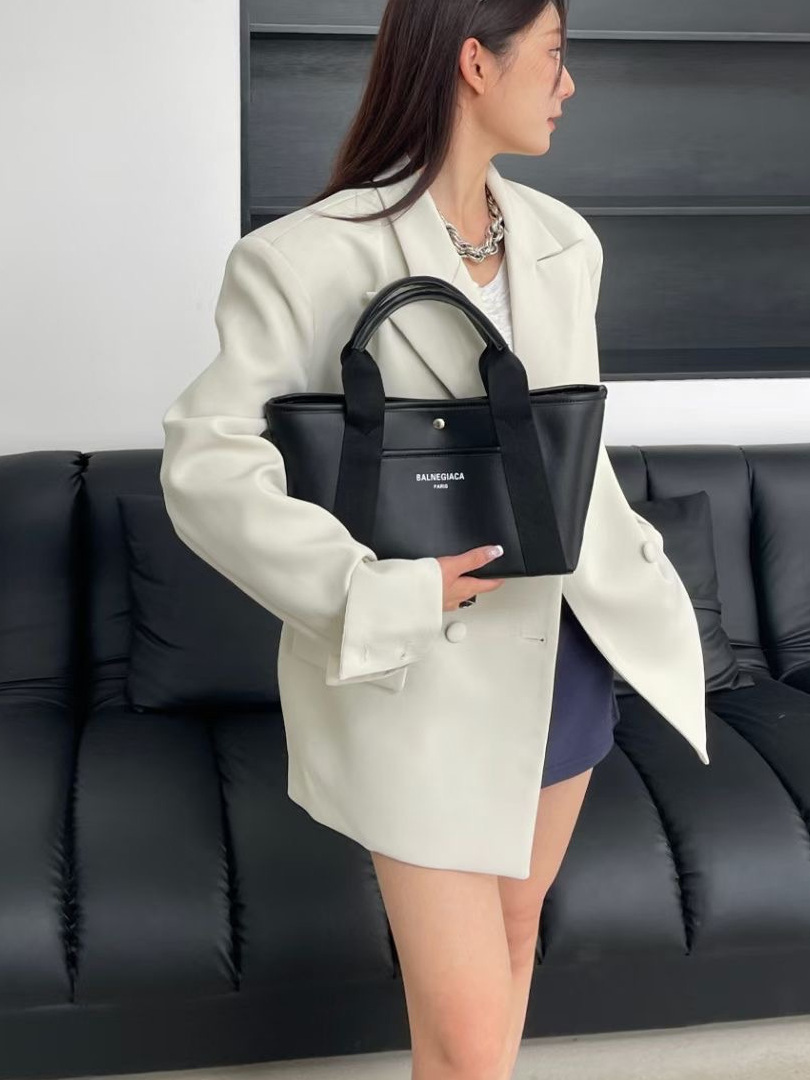 2025 Small-Sized Tote Bag - Fashionable Versatile Shoulder Crossbody Bag, Trendy Everyday Essential 2025 Small-Sized Tote Bag - Fashionable Versatile Shoulder Crossbody Bag, Trendy Everyday Essential