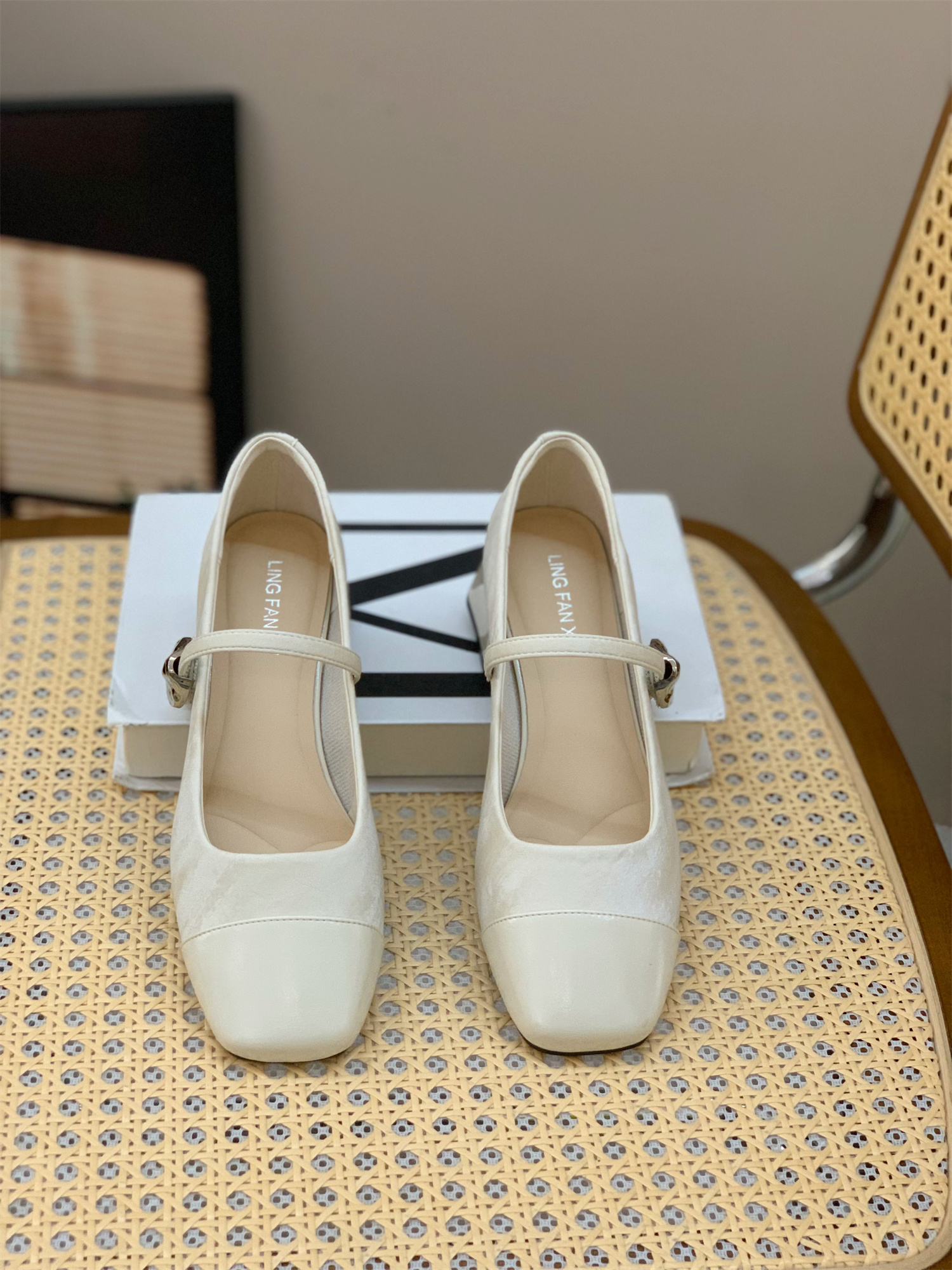 2025 Spring Women's Retro French Square Toe Mary Jane Shoes - Thick Heel, Shallow Mouth, Gentle Style, Perfect for Evening Wear 2025 Spring Women's Retro French Square Toe Mary Jane Shoes - Thick Heel, Shallow Mouth, Gentle Style, Perfect for Evening Wear