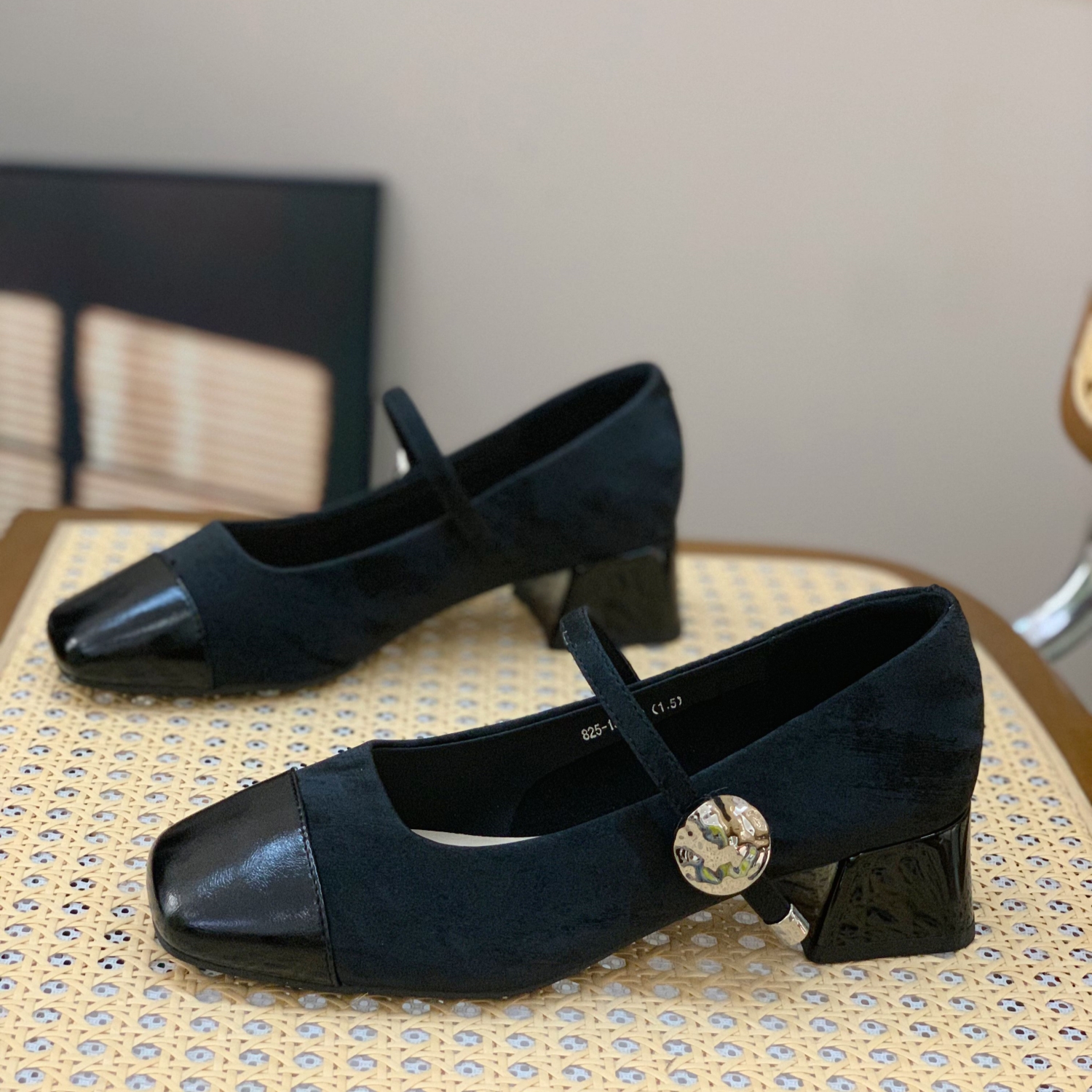 2025 Spring Women's Retro French Square Toe Mary Jane Shoes - Thick Heel, Shallow Mouth, Gentle Style, Perfect for Evening Wear