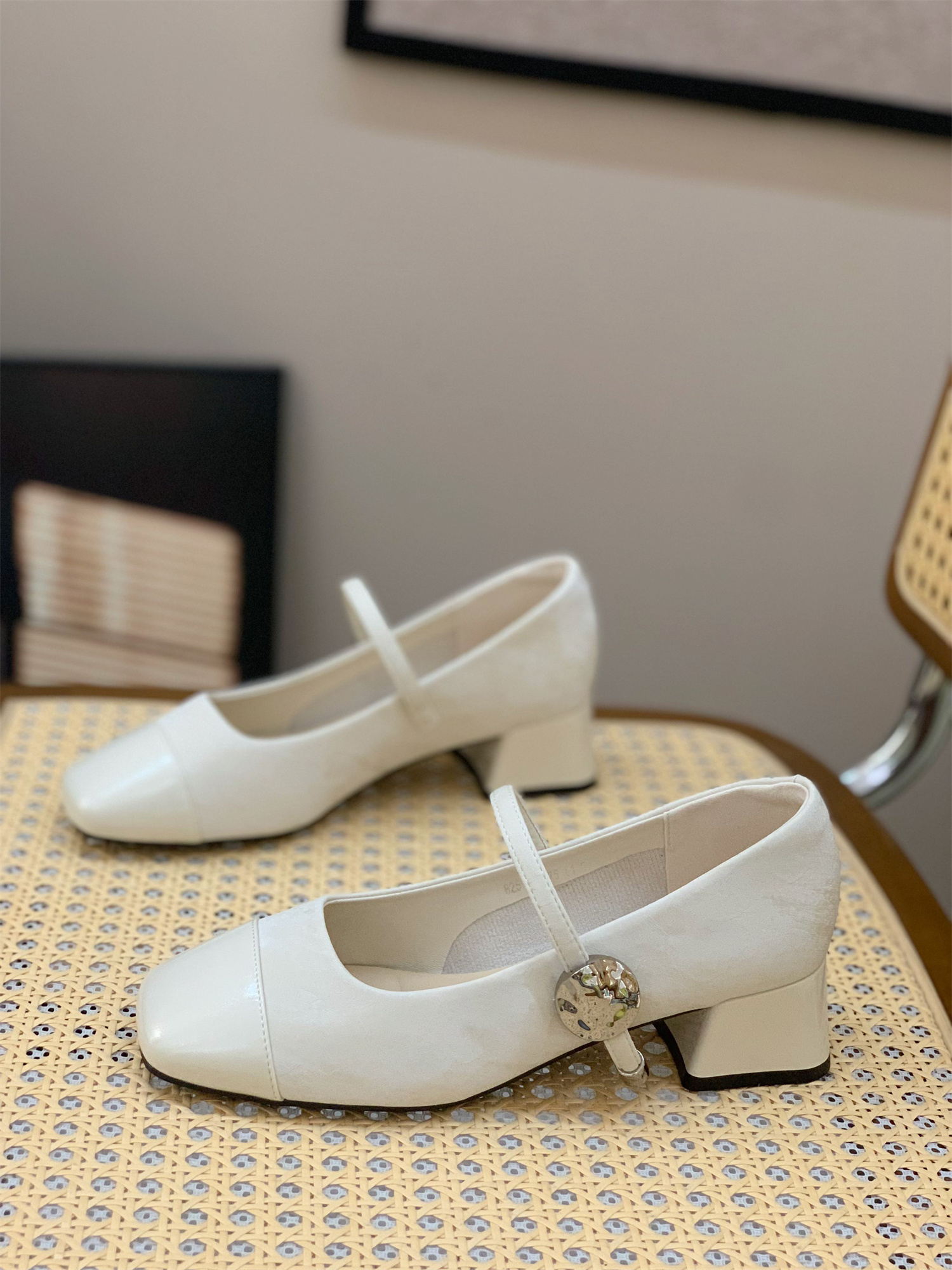 2025 Spring Women's Retro French Square Toe Mary Jane Shoes - Thick Heel, Shallow Mouth, Gentle Style, Perfect for Evening Wear 2025 Spring Women's Retro French Square Toe Mary Jane Shoes - Thick Heel, Shallow Mouth, Gentle Style, Perfect for Evening Wear