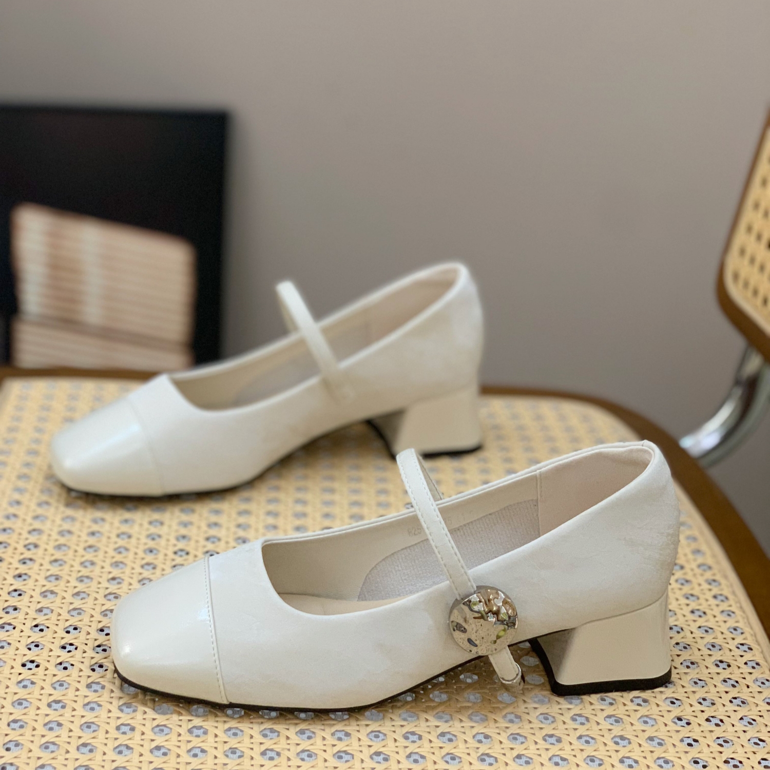 2025 Spring Women's Retro French Square Toe Mary Jane Shoes - Thick Heel, Shallow Mouth, Gentle Style, Perfect for Evening Wear 2025 Spring Women's Retro French Square Toe Mary Jane Shoes - Thick Heel, Shallow Mouth, Gentle Style, Perfect for Evening Wear