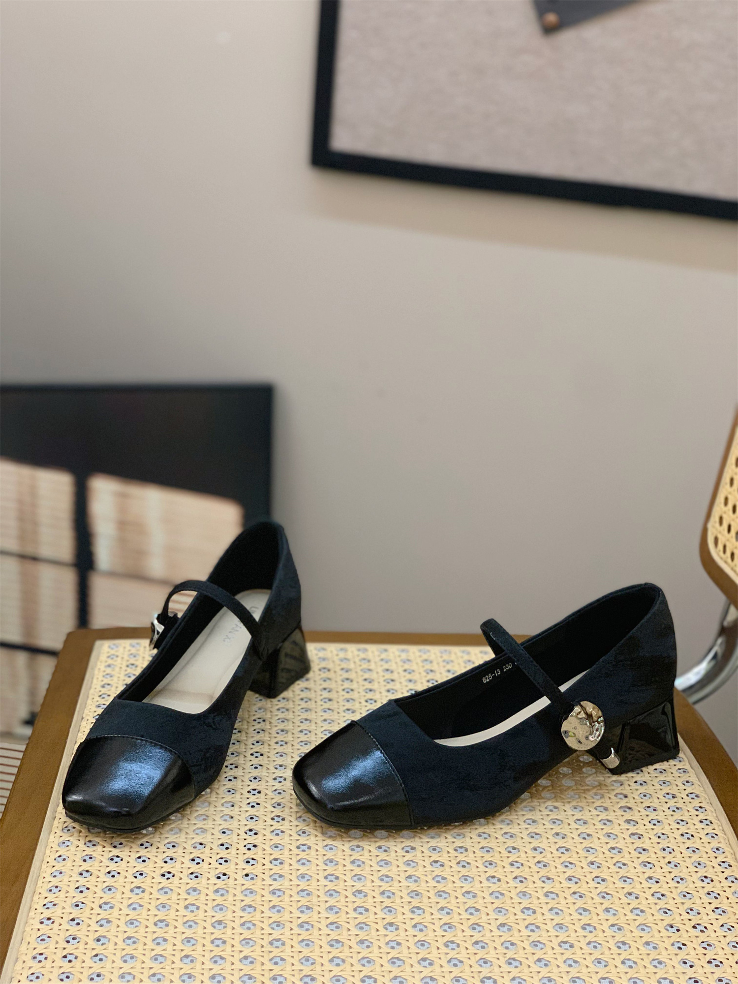 2025 Spring Women's Retro French Square Toe Mary Jane Shoes - Thick Heel, Shallow Mouth, Gentle Style, Perfect for Evening Wear 2025 Spring Women's Retro French Square Toe Mary Jane Shoes - Thick Heel, Shallow Mouth, Gentle Style, Perfect for Evening Wear