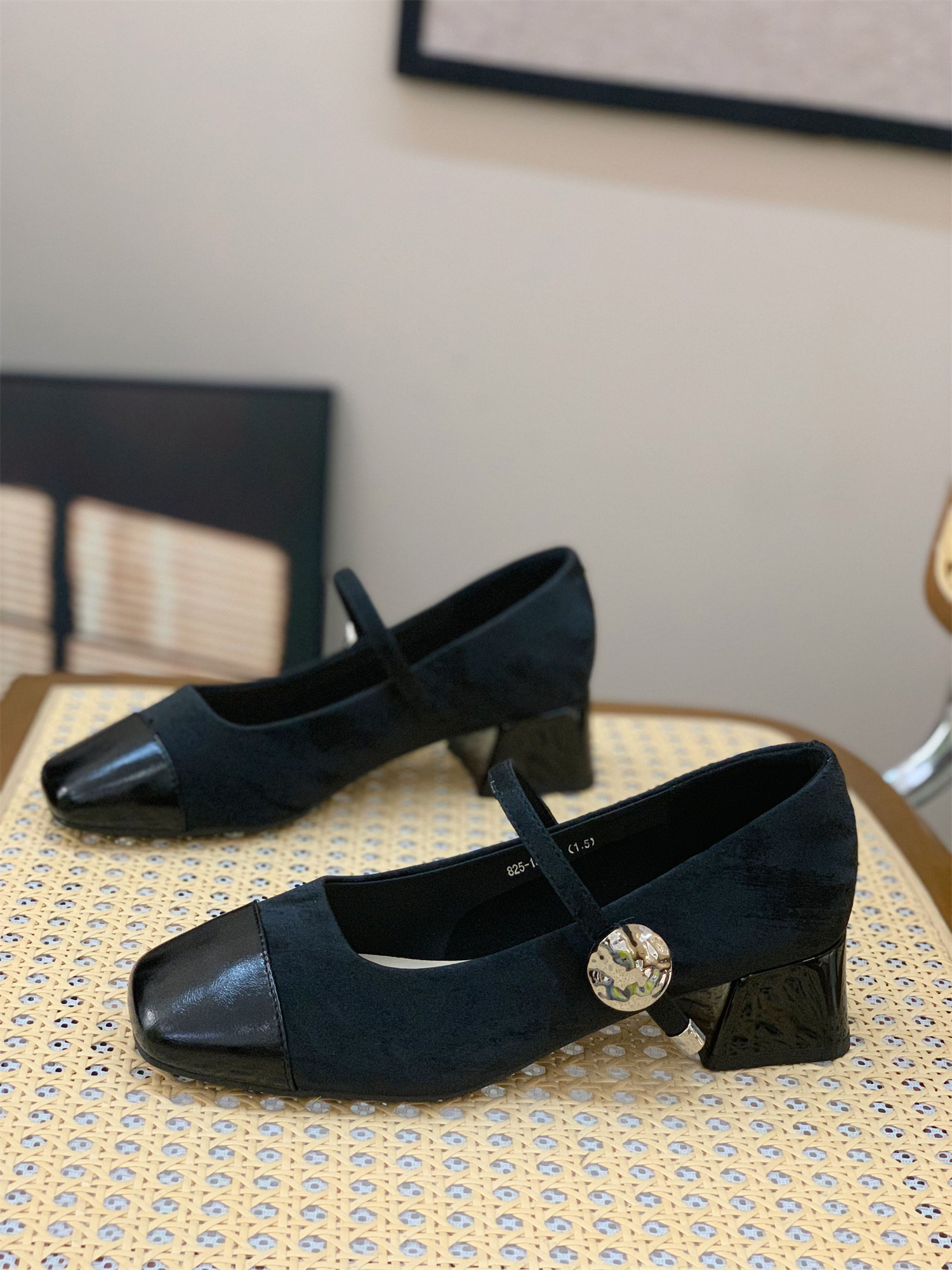 2025 Spring Women's Retro French Square Toe Mary Jane Shoes - Thick Heel, Shallow Mouth, Gentle Style, Perfect for Evening Wear