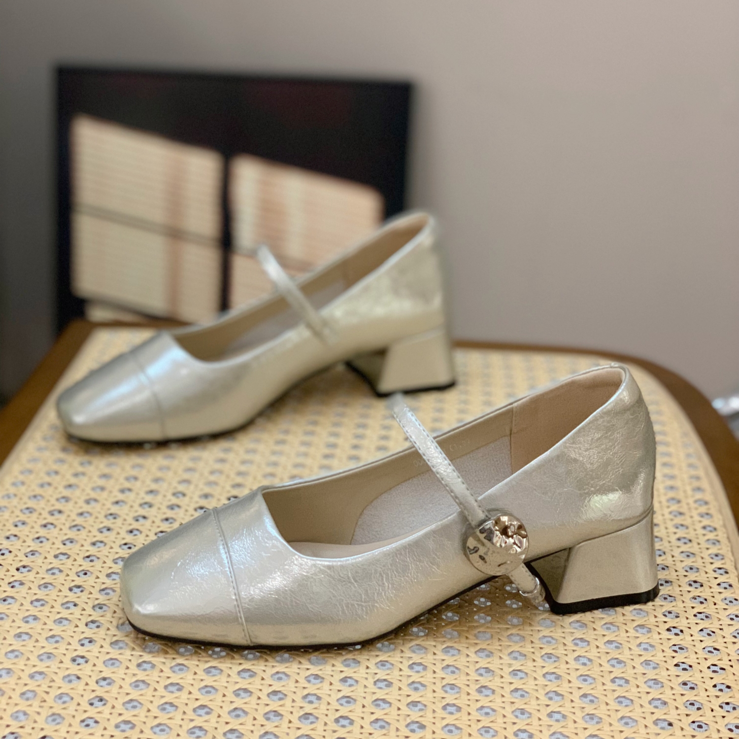 2025 Spring Women's Retro French Square Toe Mary Jane Shoes - Thick Heel, Shallow Mouth, Gentle Style, Perfect for Evening Wear 2025 Spring Women's Retro French Square Toe Mary Jane Shoes - Thick Heel, Shallow Mouth, Gentle Style, Perfect for Evening Wear