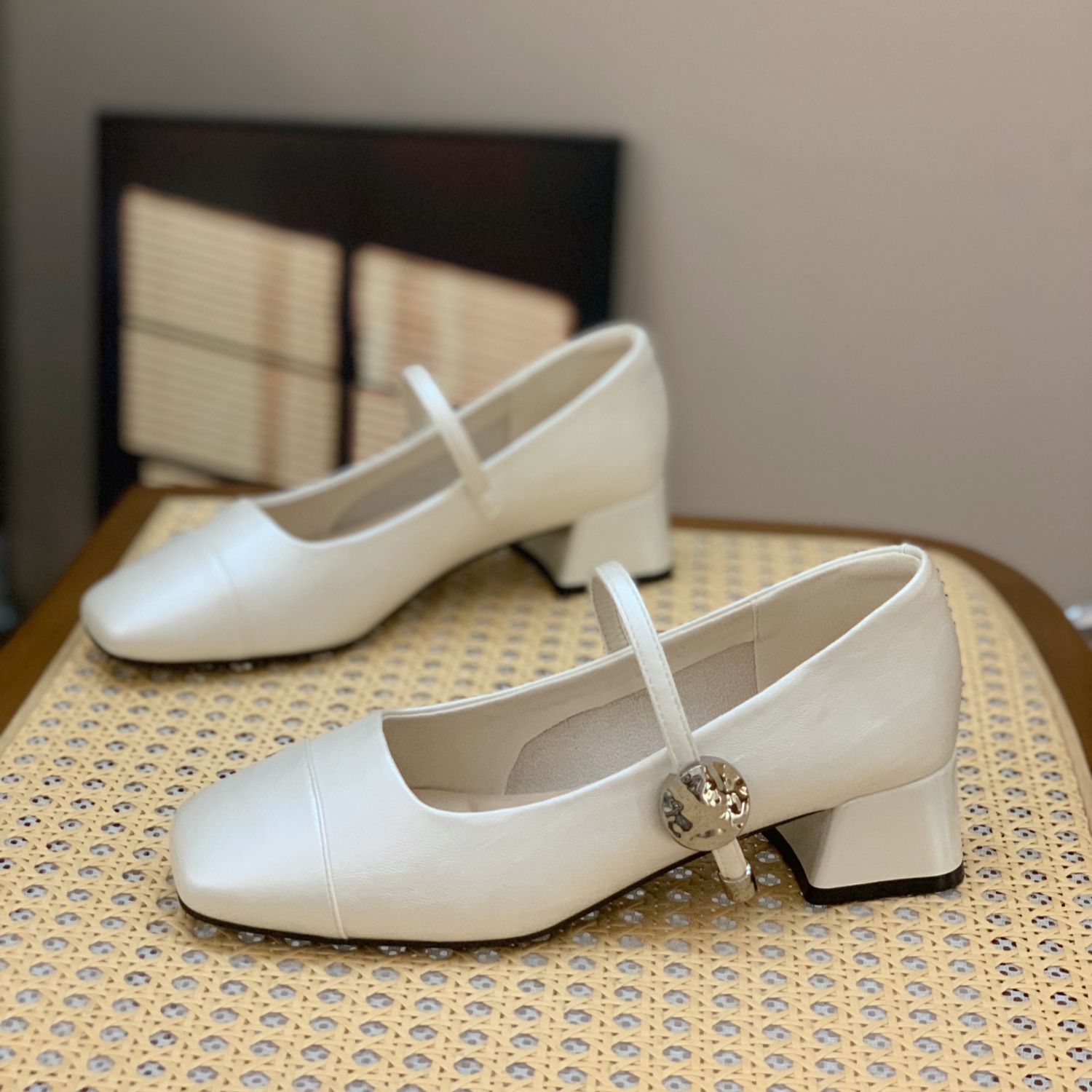 2025 Spring Women's Retro French Square Toe Mary Jane Shoes - Thick Heel, Shallow Mouth, Gentle Style, Perfect for Evening Wear 2025 Spring Women's Retro French Square Toe Mary Jane Shoes - Thick Heel, Shallow Mouth, Gentle Style, Perfect for Evening Wear