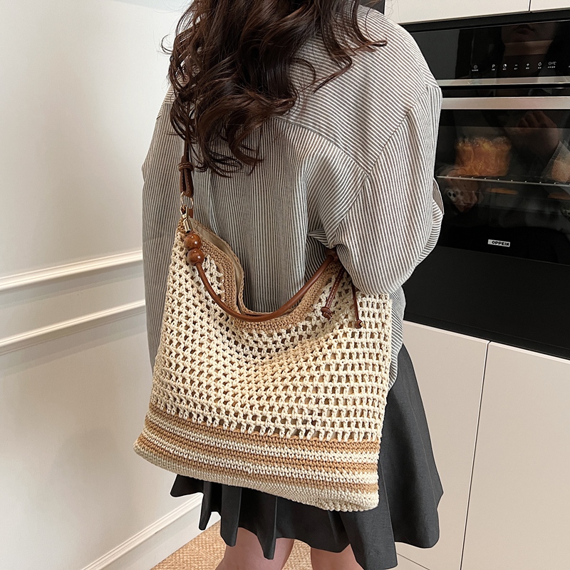 2025 Summer Woven Beach Bag for Women, Hollow Hand-Held Tote, Stylish Shoulder Crossbody for Commuting and Vacation 2025 Summer Woven Beach Bag for Women, Hollow Hand-Held Tote, Stylish Shoulder Crossbody for Commuting and Vacation