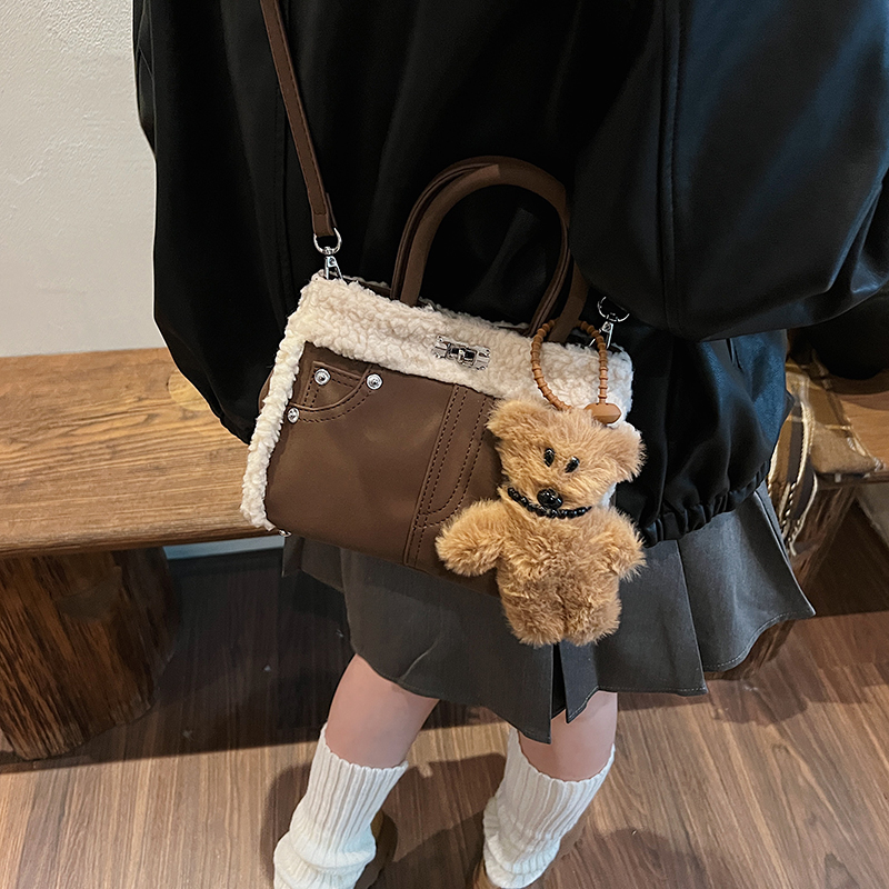 2025 Trendy Korean Style Deer Leather Plush Crossbody Bag for Women â€“ Autumn & Winter Retro Hand-held Kelly Bag