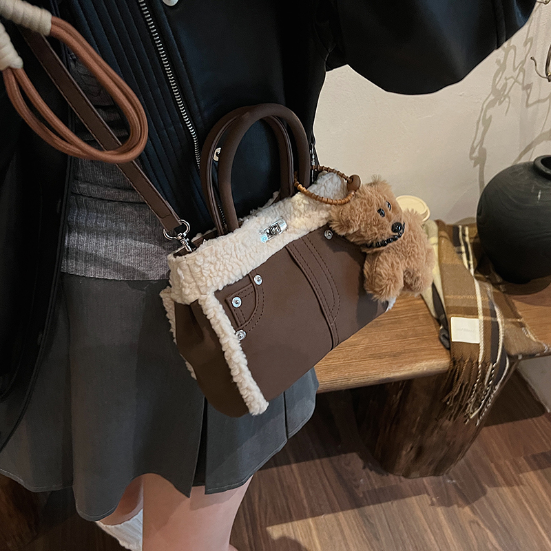 2025 Trendy Korean Style Deer Leather Plush Crossbody Bag for Women – Autumn & Winter Retro Hand-held Kelly Bag 2025 Trendy Korean Style Deer Leather Plush Crossbody Bag for Women – Autumn & Winter Retro Hand-held Kelly Bag