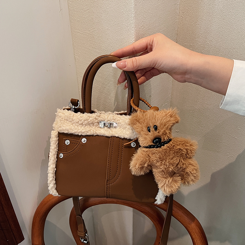 2025 Trendy Korean Style Deer Leather Plush Crossbody Bag for Women â€“ Autumn & Winter Retro Hand-held Kelly Bag