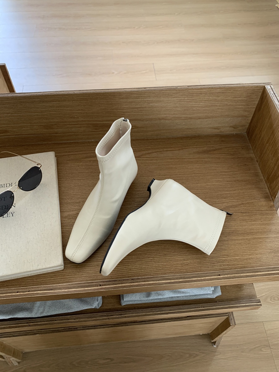2025 Trendy White Short Boots for Women, Minimalist Fashion, Small Square Toe, High-End Commuting Style 2025 Trendy White Short Boots for Women, Minimalist Fashion, Small Square Toe, High-End Commuting Style