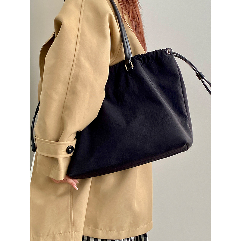 2025 Women's Casual Large Capacity Black Tote Bag - Versatile Commuter Handheld Shoulder Bag for Everyday Use