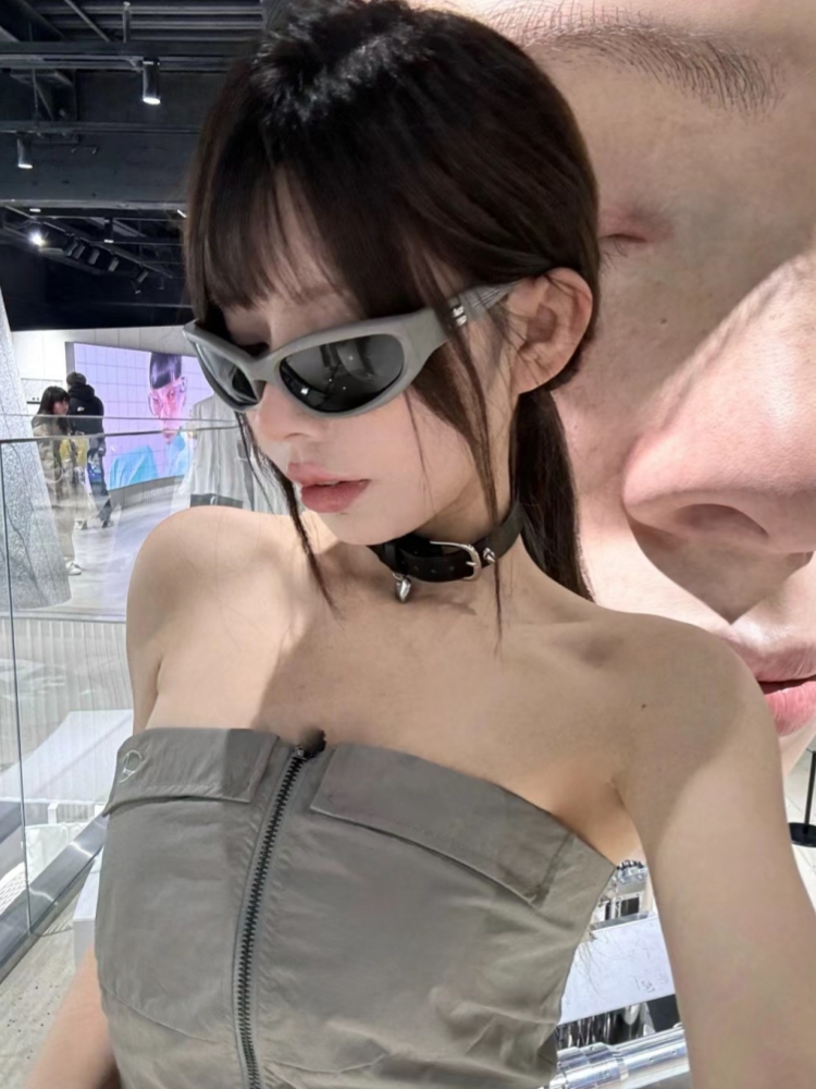 2025 Women's Gray Outdoor Sports Cycling Sunglasses - High-End UV Protection for Street Photography 2025 Women's Gray Outdoor Sports Cycling Sunglasses - High-End UV Protection for Street Photography