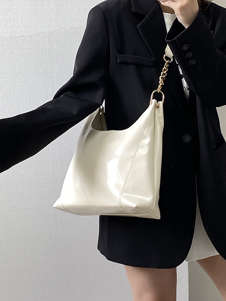 2025 Women's High-End Large Capacity Commuter Tote Bag - Versatile Shoulder Handbag with Chain Detail 2025 Women's High-End Large Capacity Commuter Tote Bag - Versatile Shoulder Handbag with Chain Detail