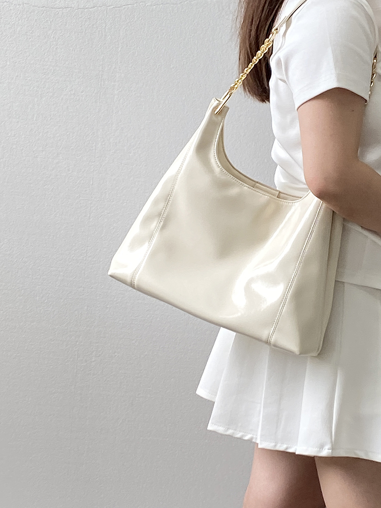 2025 Women's High-End Large Capacity Commuter Tote Bag - Versatile Shoulder Handbag with Chain Detail 2025 Women's High-End Large Capacity Commuter Tote Bag - Versatile Shoulder Handbag with Chain Detail