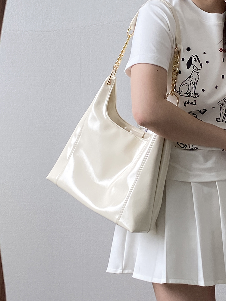 2025 Women's High-End Large Capacity Commuter Tote Bag - Versatile Shoulder Handbag with Chain Detail 2025 Women's High-End Large Capacity Commuter Tote Bag - Versatile Shoulder Handbag with Chain Detail