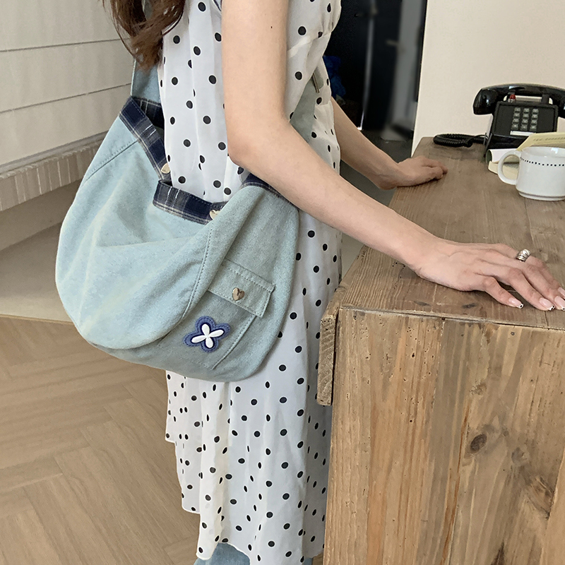 2025 Women's Large Capacity Canvas Crossbody Bag - Relaxed Feel, Light Luxury Niche Design for Commuting and Student Use 2025 Women's Large Capacity Canvas Crossbody Bag - Relaxed Feel, Light Luxury Niche Design for Commuting and Student Use