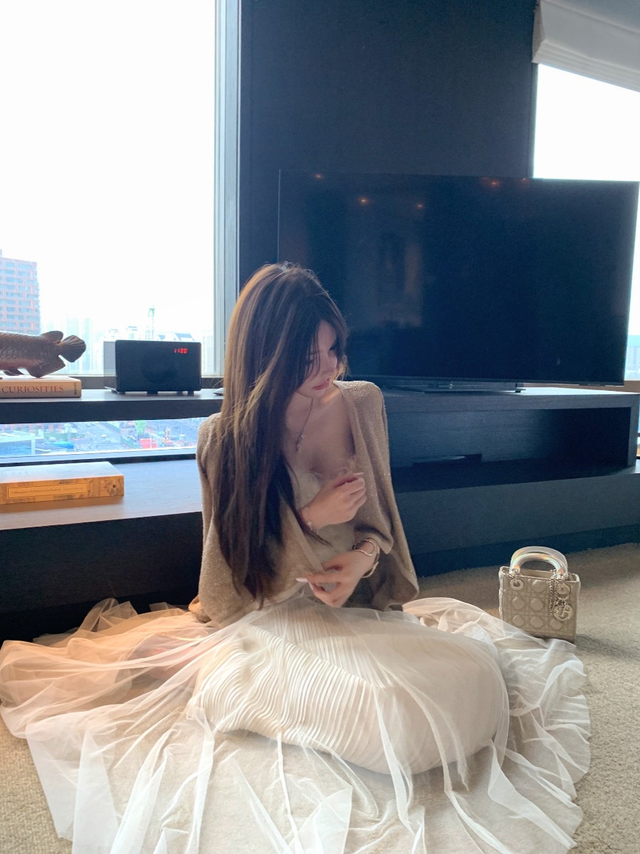 80s Gold Era Mid-Length Cardigan with Gold Thread and Dense Weave Sparkle for Early Autumn Outerwear 80s Gold Era Mid-Length Cardigan with Gold Thread and Dense Weave Sparkle for Early Autumn Outerwear