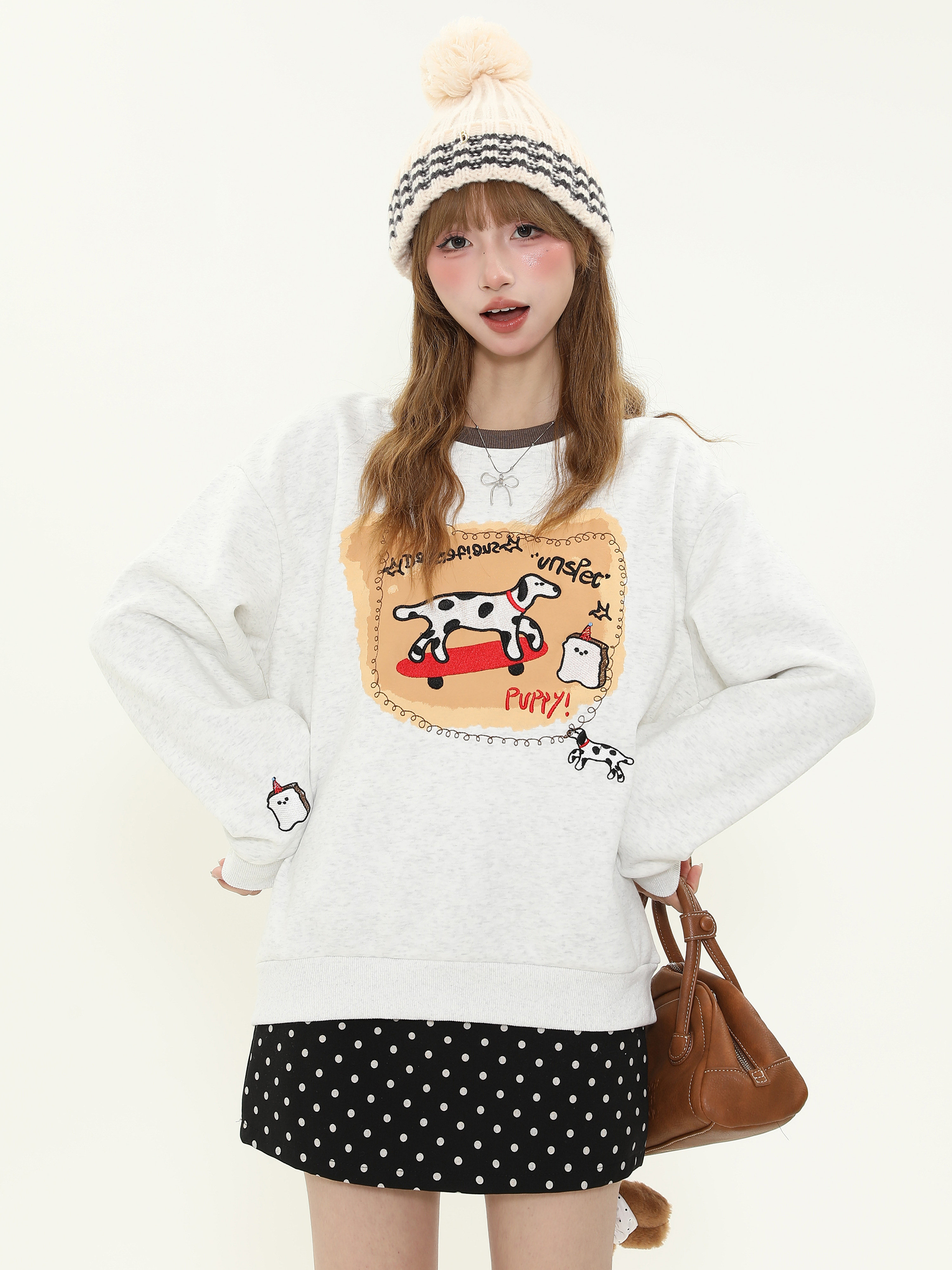 American Retro Cartoon Spotted Dog Embroidered Color-Block Round Neck Sweatshirt for Women - Fleece Pullover Top for Autumn/Winter American Retro Cartoon Spotted Dog Embroidered Color-Block Round Neck Sweatshirt for Women - Fleece Pullover Top for Autumn/Winter