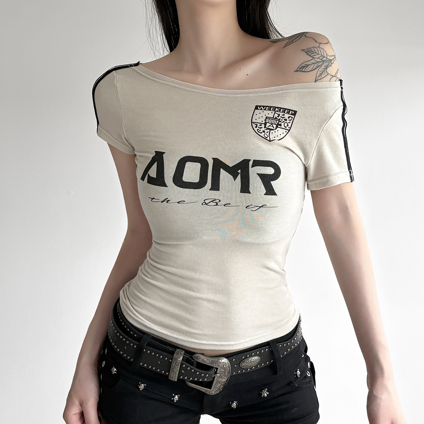 American Street Style Casual Off-Shoulder T-Shirt with Letter Print - Slim Waist Flattering Versatile Short Top American Street Style Casual Off-Shoulder T-Shirt with Letter Print - Slim Waist Flattering Versatile Short Top