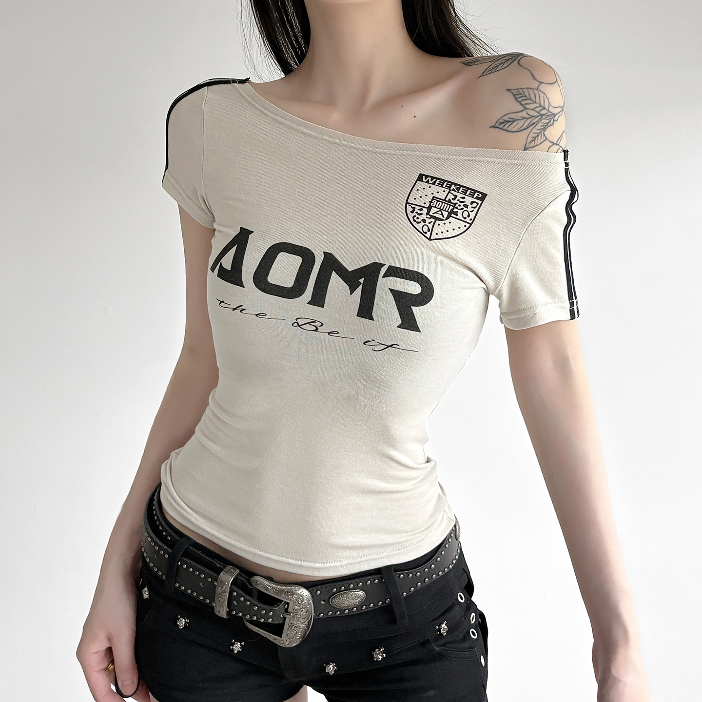 American Street Style Casual Off-Shoulder T-Shirt with Letter Print - Slim Waist Flattering Versatile Short Top American Street Style Casual Off-Shoulder T-Shirt with Letter Print - Slim Waist Flattering Versatile Short Top