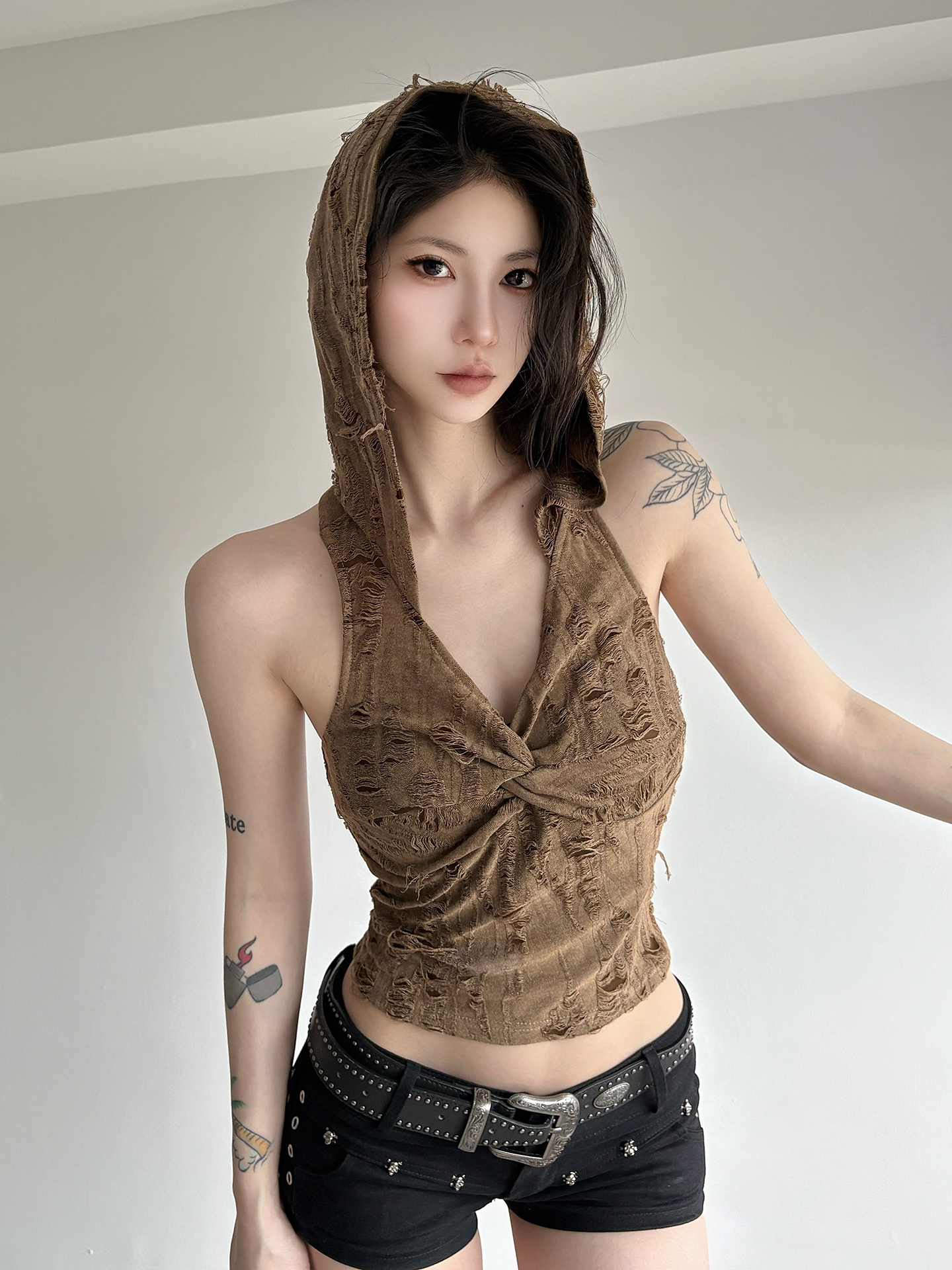 American Vintage Distressed Hooded Vest for Women - Brown Slim-Fit Backless Short Top, Versatile Y2K Style American Vintage Distressed Hooded Vest for Women - Brown Slim-Fit Backless Short Top, Versatile Y2K Style