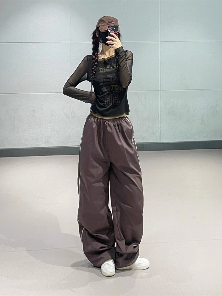American Vintage Patchwork Mesh Short Top with Casual Brown Quick-Dry Wide-Leg Dance Pants - Y2K Inspired Sportswear Set American Vintage Patchwork Mesh Short Top with Casual Brown Quick-Dry Wide-Leg Dance Pants - Y2K Inspired Sportswear Set