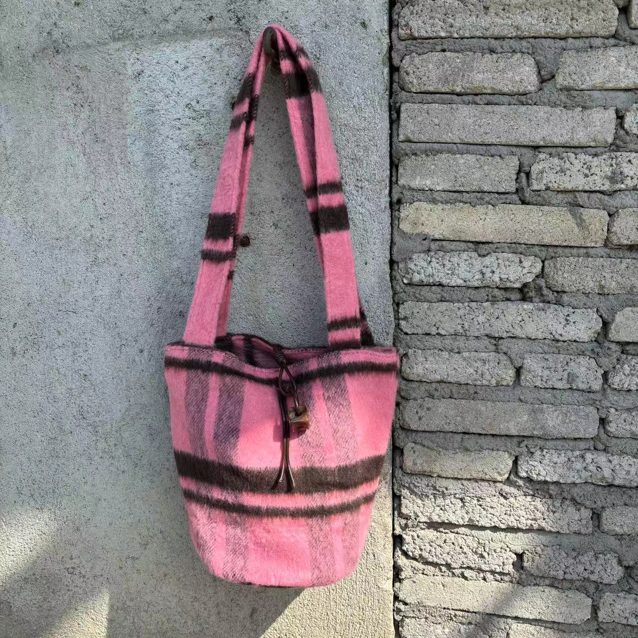 Artistic Retro Pink Fluffy Tote Bucket Bag 2025 - Versatile Commuter Shoulder Bag for Y2K and 90s Style Lovers