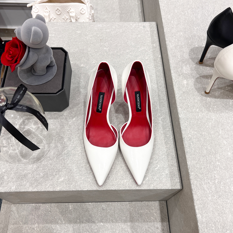 Autumn White Patent Leather Pointed Toe High-Heeled Shoes for Women - Non-Fatigue Side Air Quality Design, Perfect for Stylish Looks Autumn White Patent Leather Pointed Toe High-Heeled Shoes for Women - Non-Fatigue Side Air Quality Design, Perfect for Stylish Looks