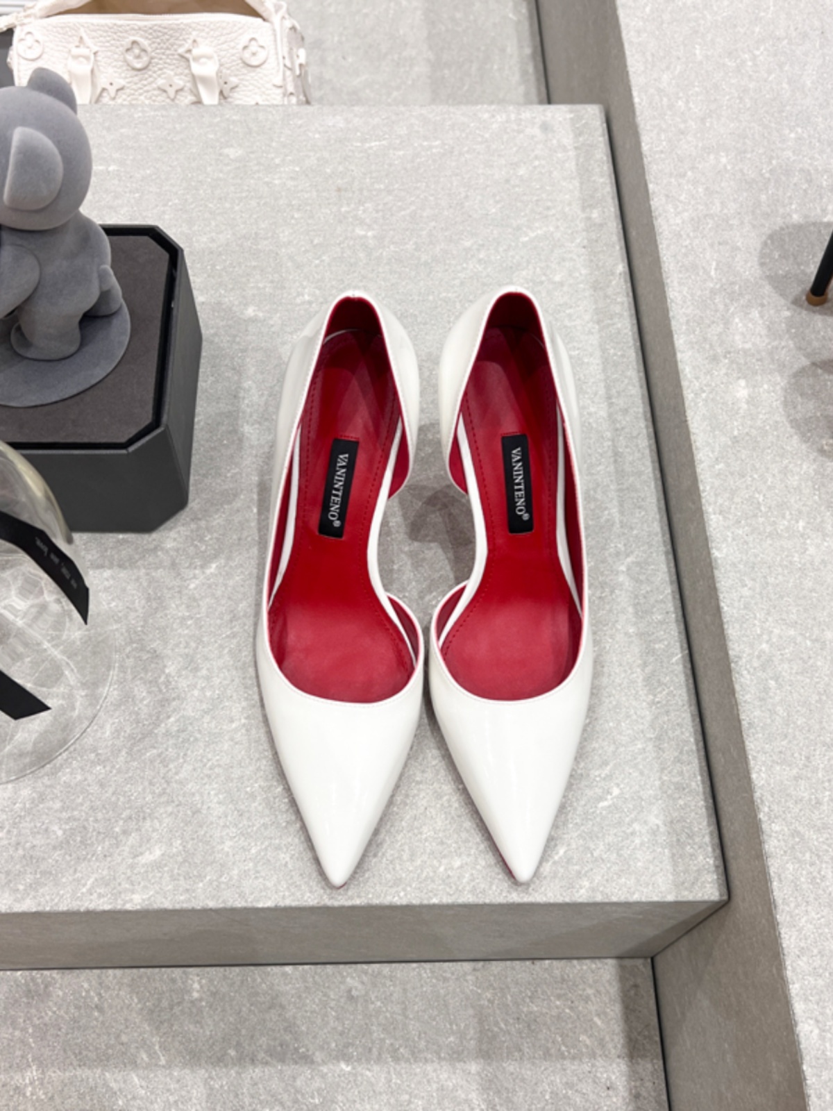 Autumn White Patent Leather Pointed Toe High-Heeled Shoes for Women - Non-Fatigue Side Air Quality Design, Perfect for Stylish Looks Autumn White Patent Leather Pointed Toe High-Heeled Shoes for Women - Non-Fatigue Side Air Quality Design, Perfect for Stylish Looks