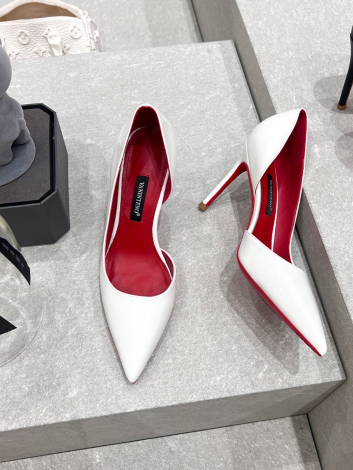 Autumn White Patent Leather Pointed Toe High-Heeled Shoes for Women - Non-Fatigue Side Air Quality Design, Perfect for Stylish Looks Autumn White Patent Leather Pointed Toe High-Heeled Shoes for Women - Non-Fatigue Side Air Quality Design, Perfect for Stylish Looks