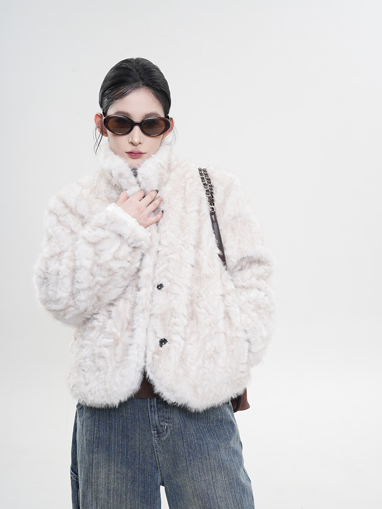 Beige Fur-Lined Long Sleeve Coat for Women - Winter Korean Style High-End Loose Plush Outerwear Beige Fur-Lined Long Sleeve Coat for Women - Winter Korean Style High-End Loose Plush Outerwear