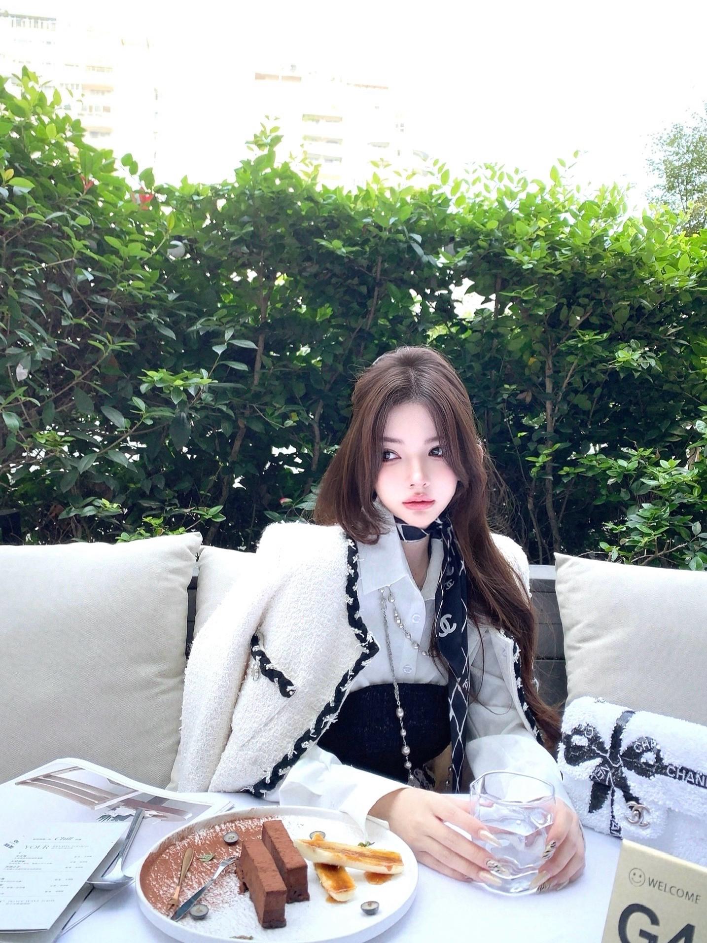 Black and White Coarse Tweed Luxury Coat with Silver Thread - Autumn Winter Chanel Style for Young Women Black and White Coarse Tweed Luxury Coat with Silver Thread - Autumn Winter Chanel Style for Young Women