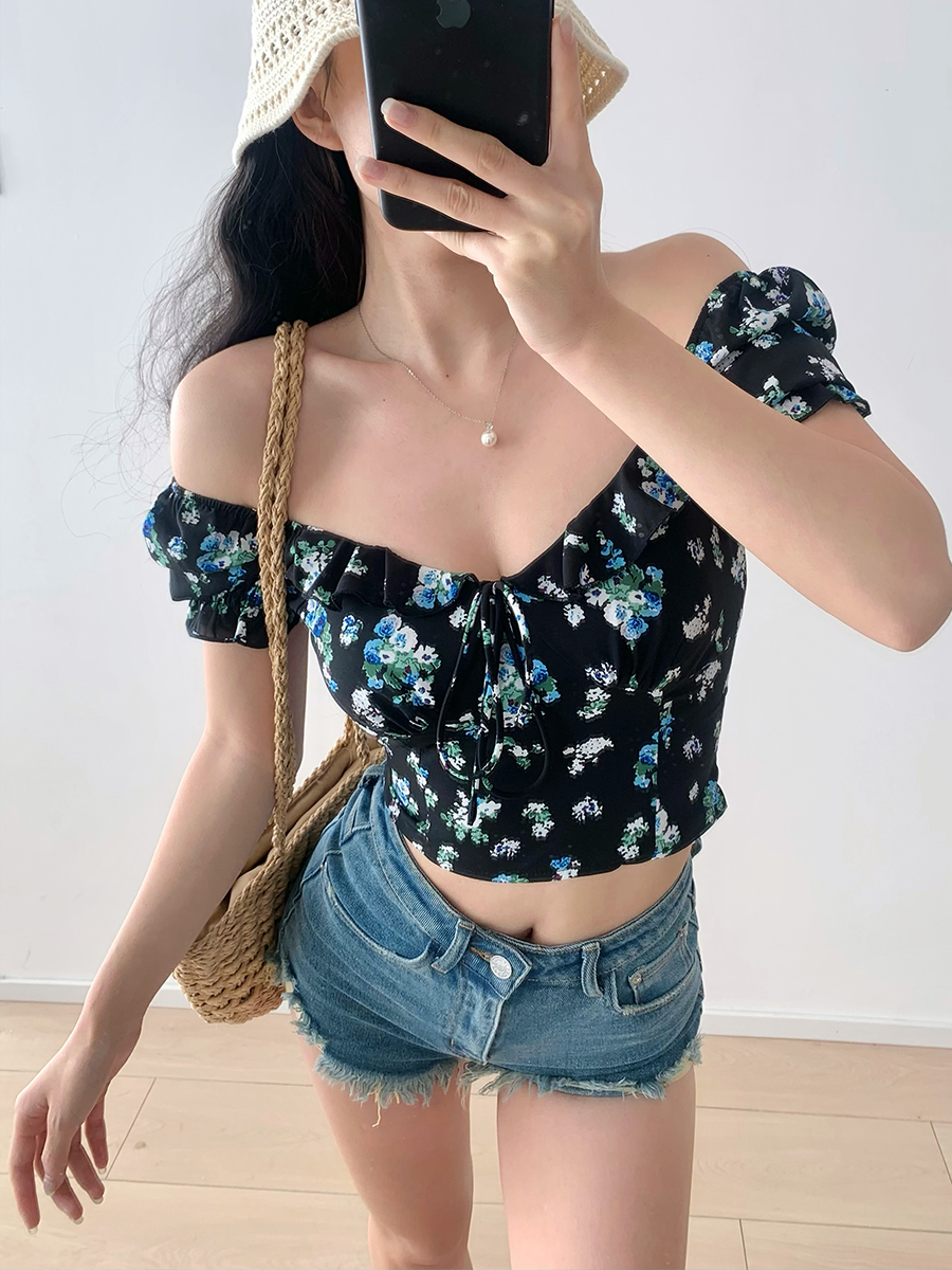 Black Floral Square Neck Short Sleeve T-Shirt - Sexy Slim Fit Top for Fresh Girl Style, Perfect for Y2K and 90s Fashion Trends Black Floral Square Neck Short Sleeve T-Shirt - Sexy Slim Fit Top for Fresh Girl Style, Perfect for Y2K and 90s Fashion Trends