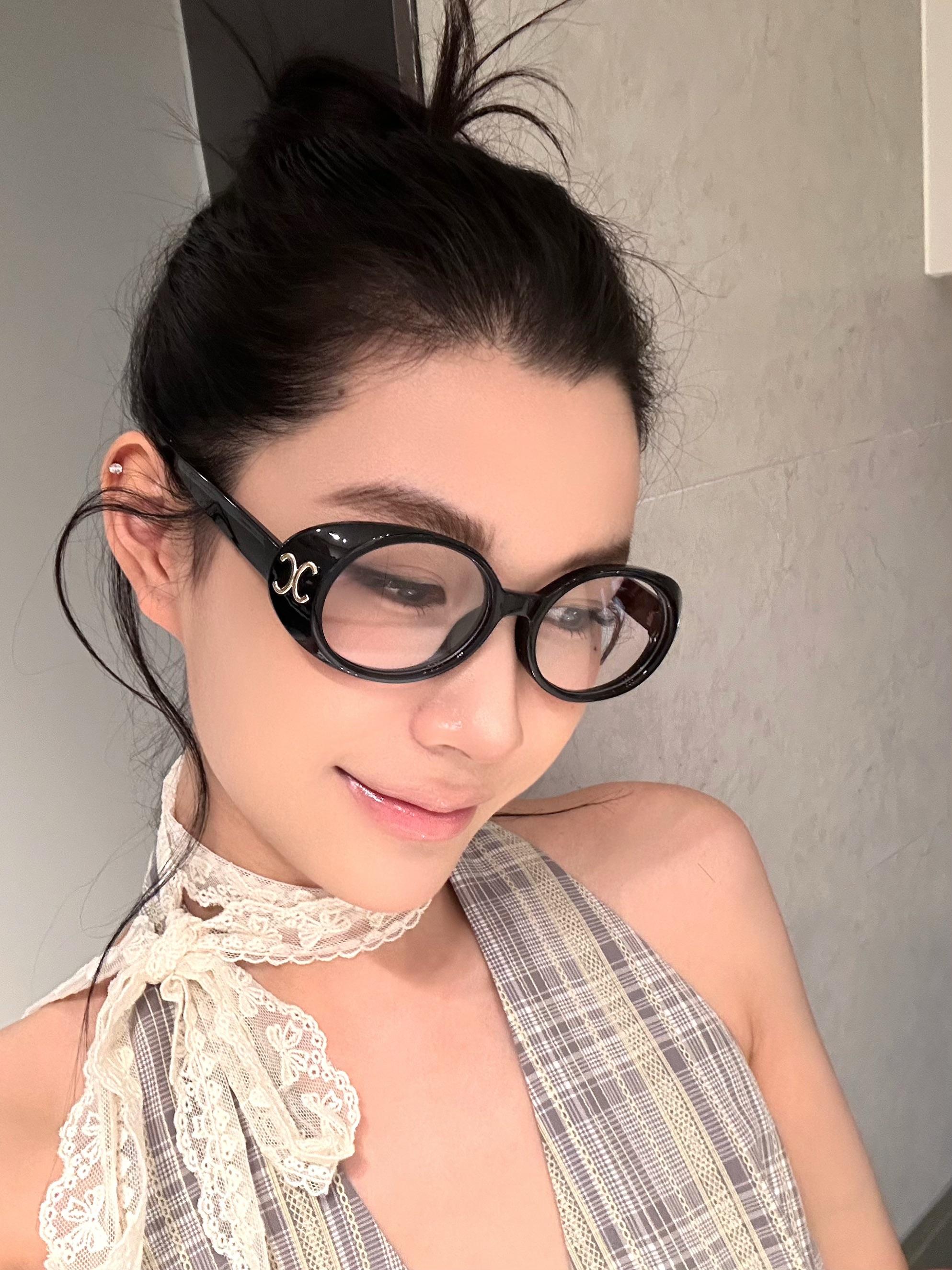 Black Frame Thick Border Oval Glasses for Round Faces, Anti-Blue Light, Slimming Design, European American Style, Myopia Friendly Black Frame Thick Border Oval Glasses for Round Faces, Anti-Blue Light, Slimming Design, European American Style, Myopia Friendly