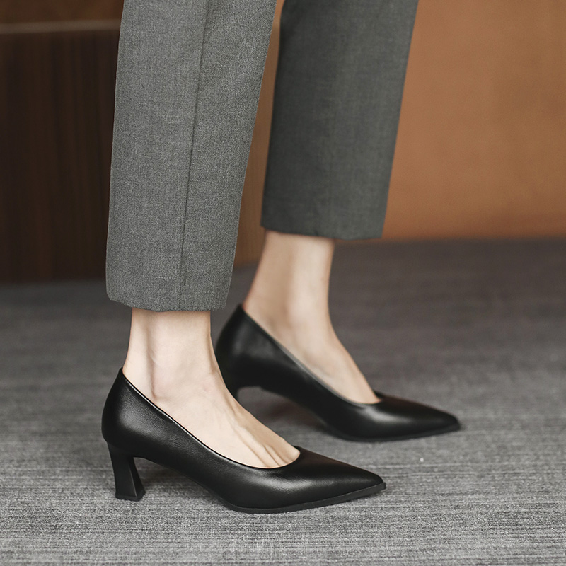 Black Low-Heeled Leather Work Shoes for Women - Comfortable Soft-Soled Formal Commuting Footwear Ideal for Interviews Black Low-Heeled Leather Work Shoes for Women - Comfortable Soft-Soled Formal Commuting Footwear Ideal for Interviews