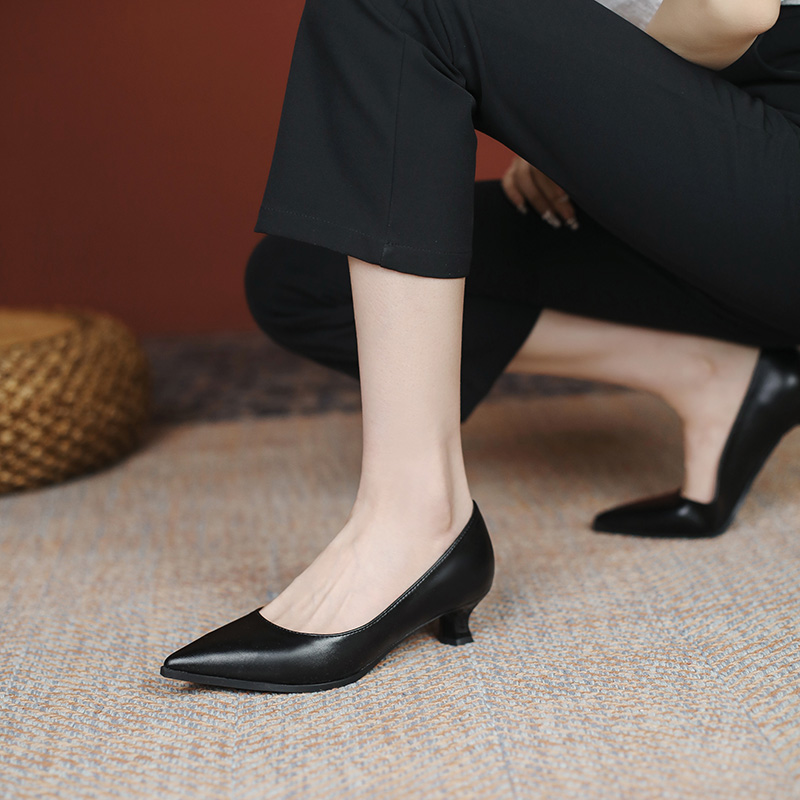 Black Low-Heeled Leather Work Shoes for Women - Comfortable Soft-Soled Formal Commuting Footwear Ideal for Interviews Black Low-Heeled Leather Work Shoes for Women - Comfortable Soft-Soled Formal Commuting Footwear Ideal for Interviews