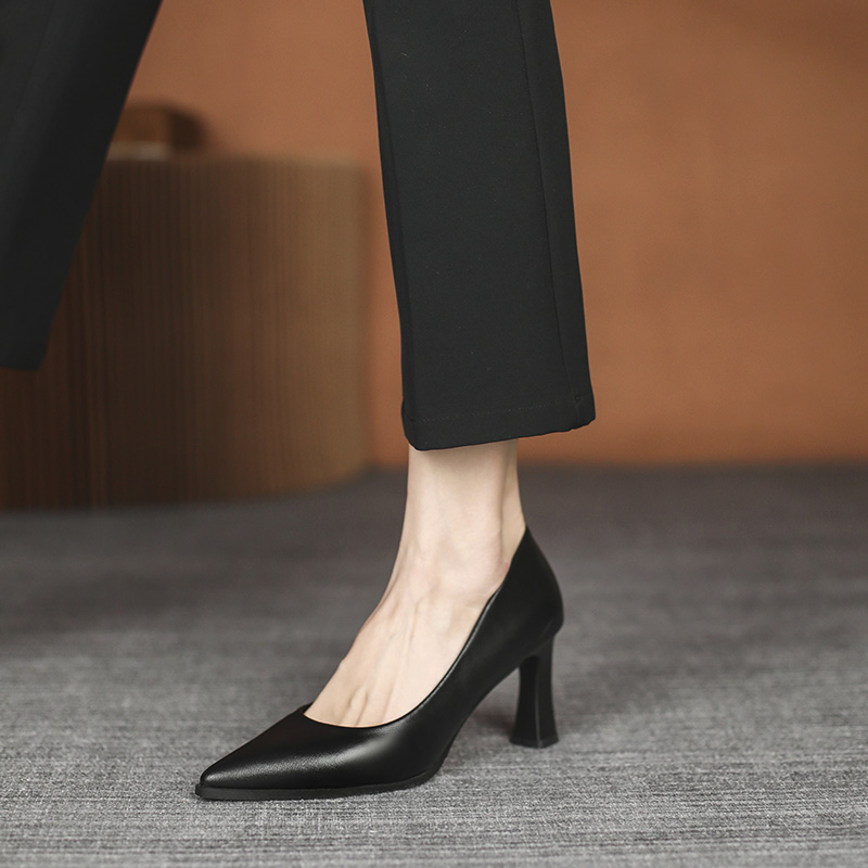 Black Low-Heeled Leather Work Shoes for Women - Comfortable Soft-Soled Formal Commuting Footwear Ideal for Interviews