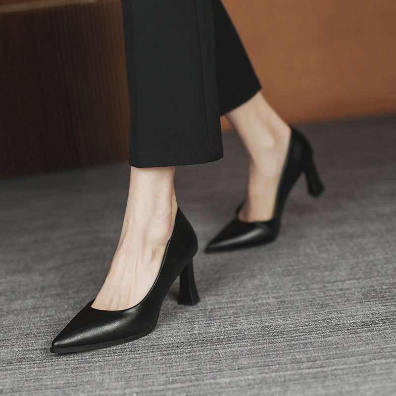 Black Low-Heeled Leather Work Shoes for Women - Comfortable Soft-Soled Formal Commuting Footwear Ideal for Interviews Black Low-Heeled Leather Work Shoes for Women - Comfortable Soft-Soled Formal Commuting Footwear Ideal for Interviews