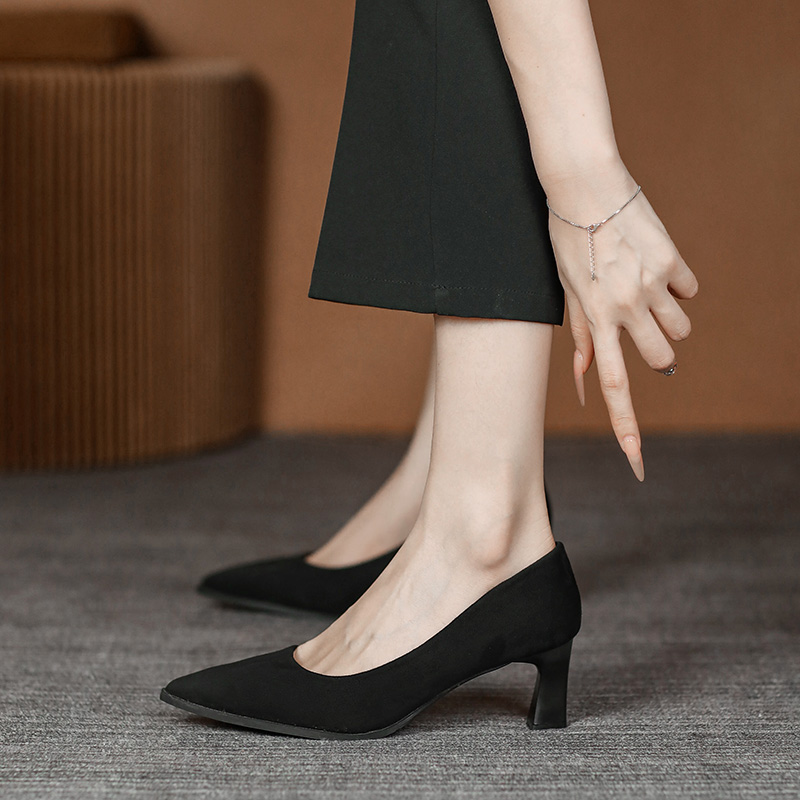 Black Low-Heeled Leather Work Shoes for Women - Comfortable Soft-Soled Formal Commuting Footwear Ideal for Interviews Black Low-Heeled Leather Work Shoes for Women - Comfortable Soft-Soled Formal Commuting Footwear Ideal for Interviews