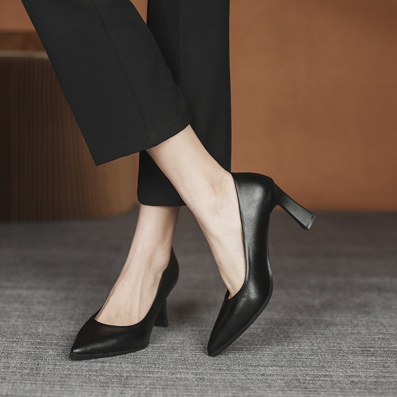 Black Low-Heeled Leather Work Shoes for Women - Comfortable Soft-Soled Formal Commuting Footwear Ideal for Interviews Black Low-Heeled Leather Work Shoes for Women - Comfortable Soft-Soled Formal Commuting Footwear Ideal for Interviews