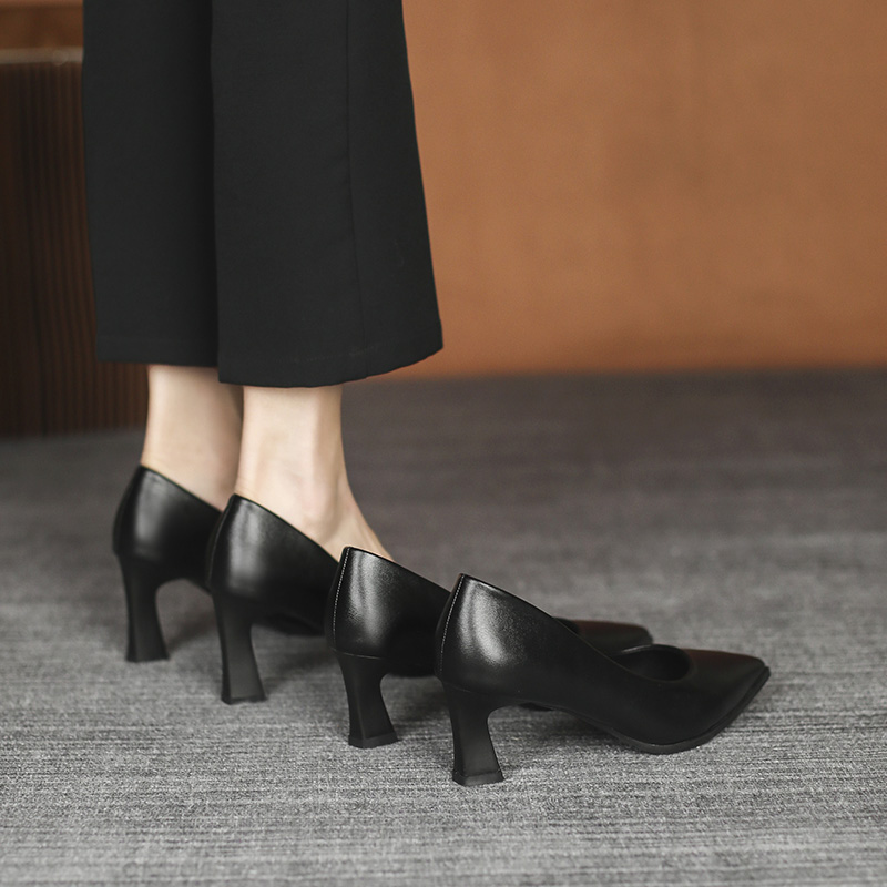 Black Low-Heeled Leather Work Shoes for Women - Comfortable Soft-Soled Formal Commuting Footwear Ideal for Interviews Black Low-Heeled Leather Work Shoes for Women - Comfortable Soft-Soled Formal Commuting Footwear Ideal for Interviews