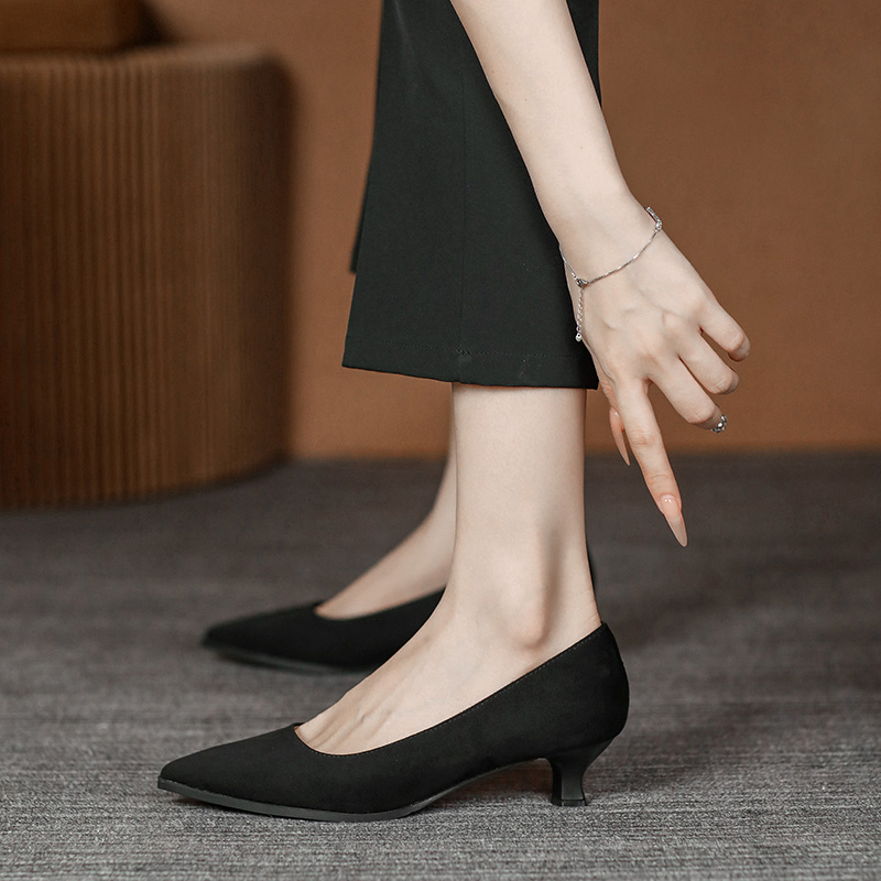 Black Low-Heeled Leather Work Shoes for Women - Comfortable Soft-Soled Formal Commuting Footwear Ideal for Interviews Black Low-Heeled Leather Work Shoes for Women - Comfortable Soft-Soled Formal Commuting Footwear Ideal for Interviews