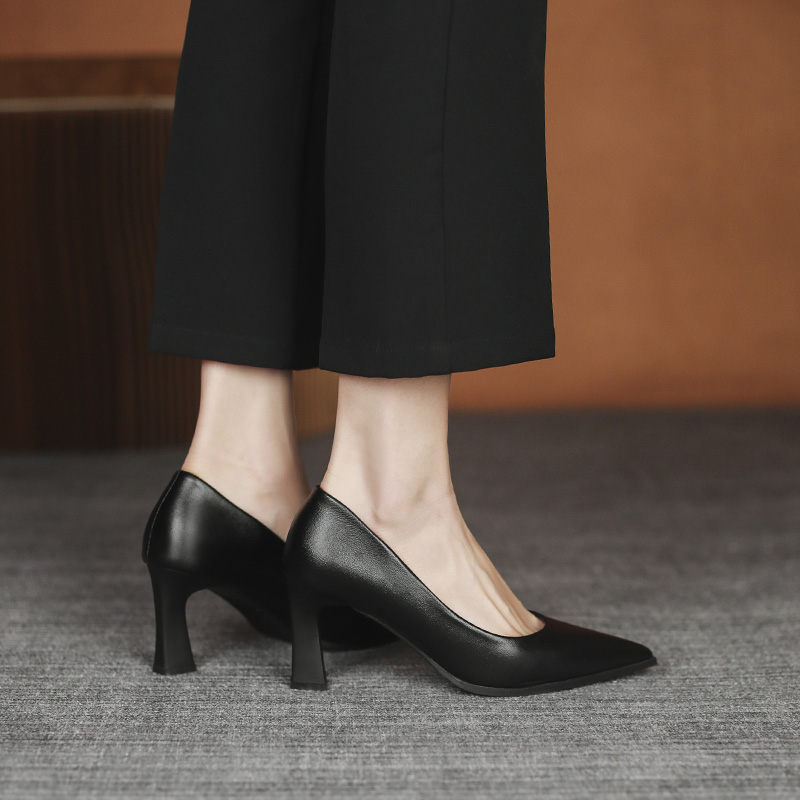 Black Low-Heeled Leather Work Shoes for Women - Comfortable Soft-Soled Formal Commuting Footwear Ideal for Interviews