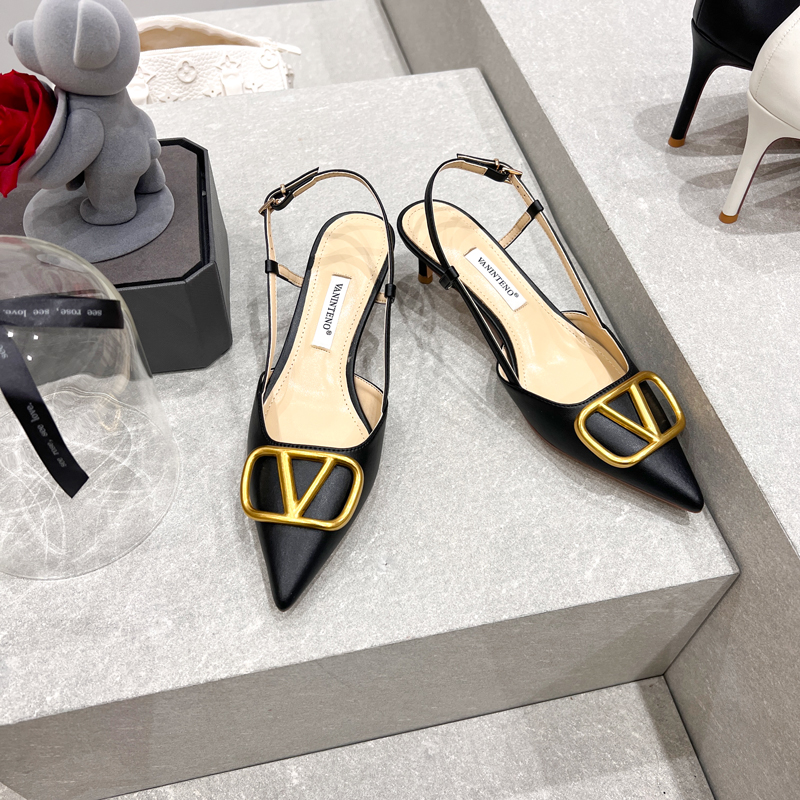 Black Open-Toe High Heel Sandals with One-Strap Design for Mature Women - Stylish and Comfortable Footwear Black Open-Toe High Heel Sandals with One-Strap Design for Mature Women - Stylish and Comfortable Footwear