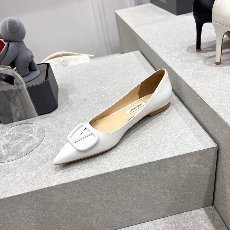 Black Patent Leather V-Buckle Pointed-Toe Flat Shoes for Women - Sexy Spring Autumn Style Black Patent Leather V-Buckle Pointed-Toe Flat Shoes for Women - Sexy Spring Autumn Style