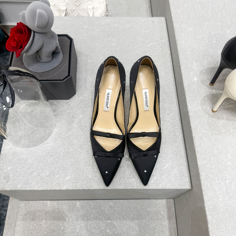 Black Pointed Toe Stiletto Heels with Rhinestone Bow – Elegant Party Shoes for Special Occasions Black Pointed Toe Stiletto Heels with Rhinestone Bow – Elegant Party Shoes for Special Occasions