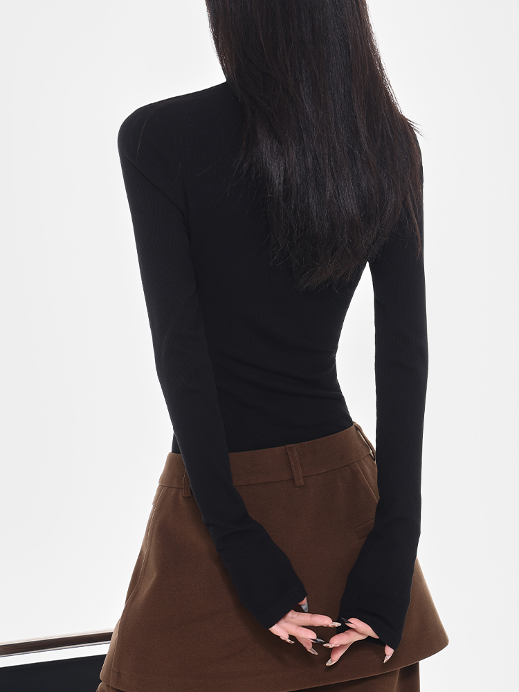 Black Slim Fit Long Sleeve T-Shirt for Women with Half Open Collar and Straight Shoulders – 2025 Early Spring Fashion Essential Black Slim Fit Long Sleeve T-Shirt for Women with Half Open Collar and Straight Shoulders – 2025 Early Spring Fashion Essential