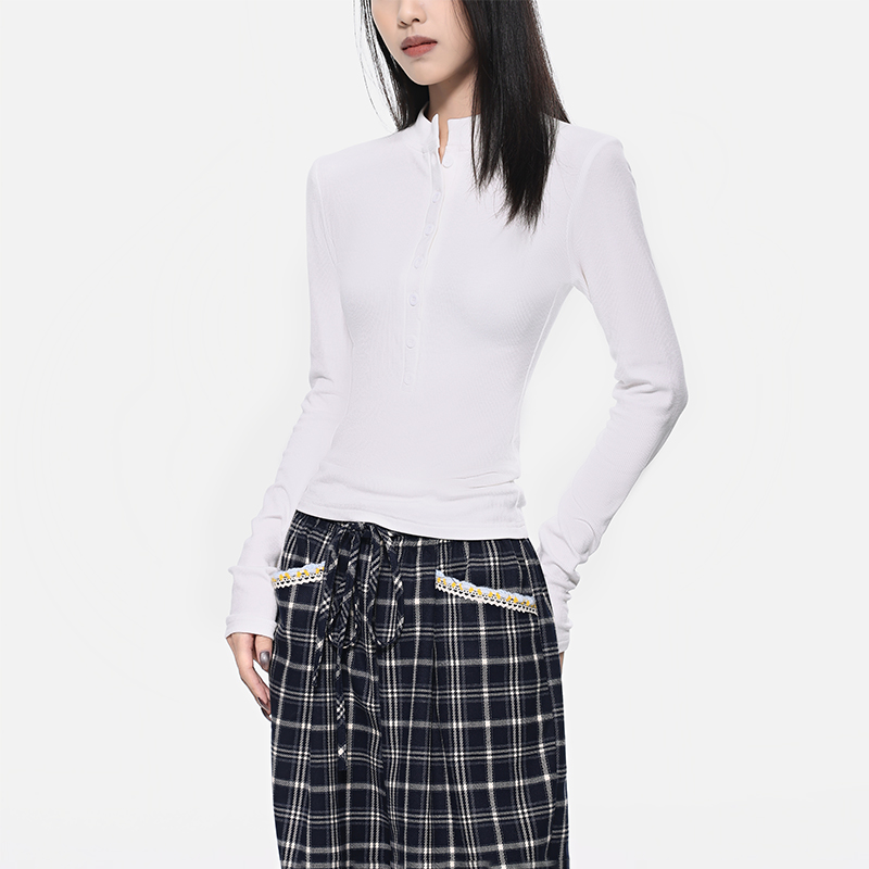 Black Slim Fit Long Sleeve T-Shirt for Women with Half Open Collar and Straight Shoulders – 2025 Early Spring Fashion Essential Black Slim Fit Long Sleeve T-Shirt for Women with Half Open Collar and Straight Shoulders – 2025 Early Spring Fashion Essential