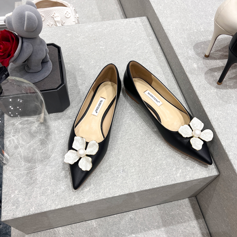 Black Slip-On Pointed Toe Pearl Flower Buckle Flat Shoes for Women - Elegant Shallow Mouth Party Footwear Black Slip-On Pointed Toe Pearl Flower Buckle Flat Shoes for Women - Elegant Shallow Mouth Party Footwear